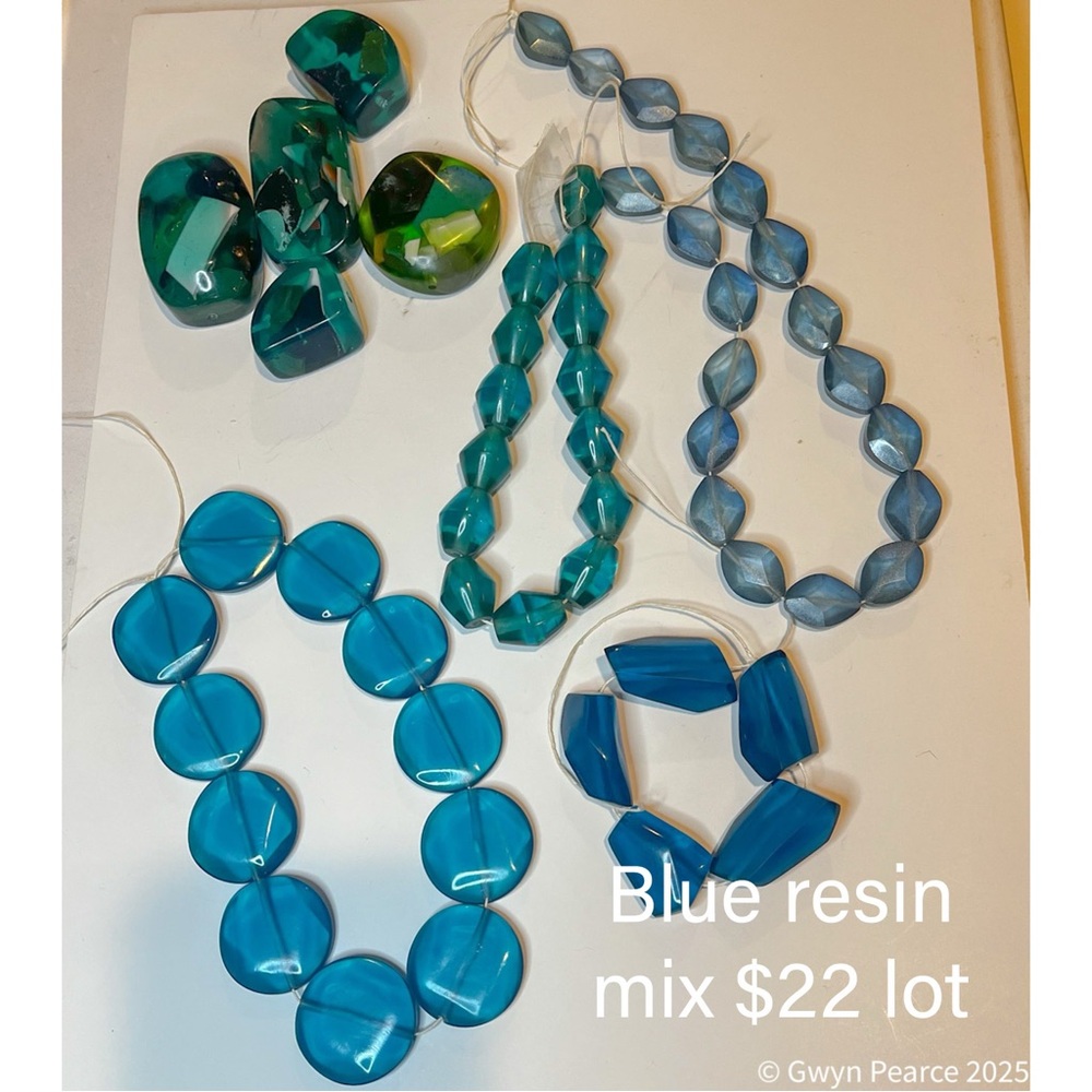 Elegant Blue Resin Necklace Set